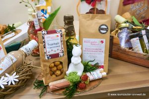 Präsent mit Deko-Eichhörnchen Alvin von VALENTINO, Likör "Scharfes Gelb", Schokofrüchten, Gewürzröhrchen und Kaffee aus sächsischer Kaffeemanufaktur