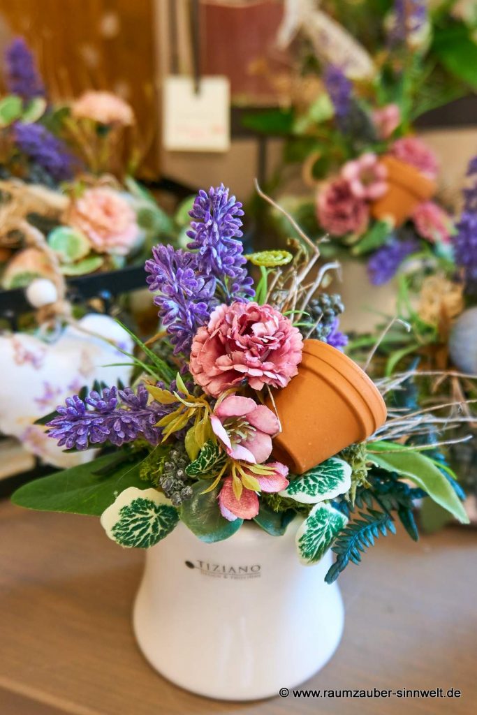 Handgefertigtes Seidenblumengesteck im Toskana-Stil in Keramikgefäß