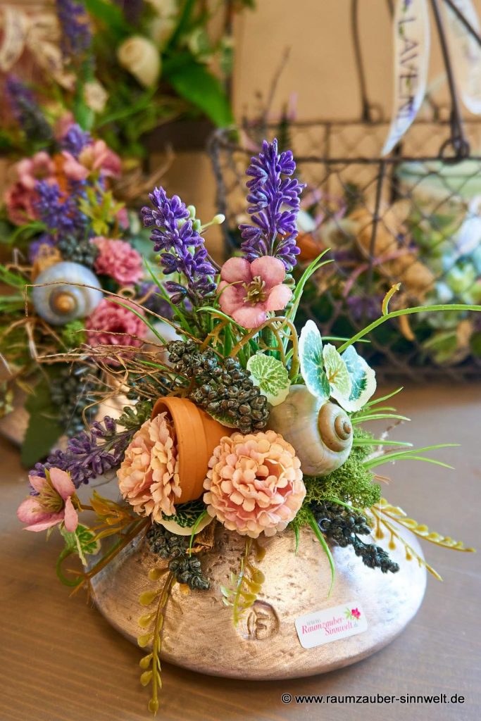 Handgefertigtes Seidenblumengesteck im Toskana-Stil in Keramikgefäß