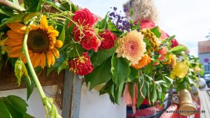 Farbenfroh gemischte Blumengirlande