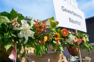 Farbenfroh gemischte Blumengirlande