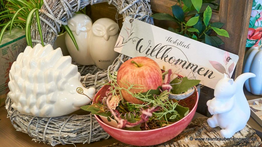Herbstliches Seidenblumengesteck mit Deko-Apfel, Deko-Eichhörnchen Alvin von VALENTINO, Deko-Igel Max und Eulenpaar Cicero von TIZIANO.