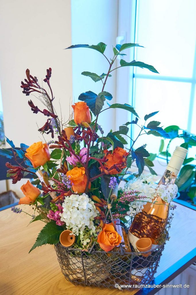 Frischblumengesteck aus Rosen, Hortensie und Kängerupfötchen mit Pesto und Wein "Cotes des Roses"