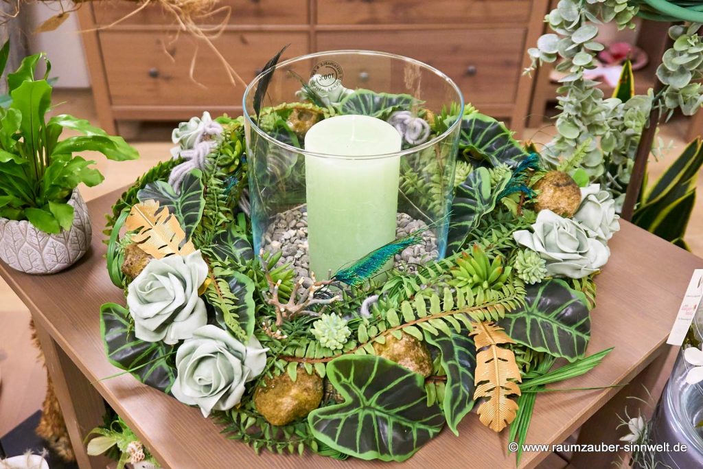 Handgefertigter Kranz aus Seidenblumen und Trockenfrüchten mit Glasgefäß und Kerze