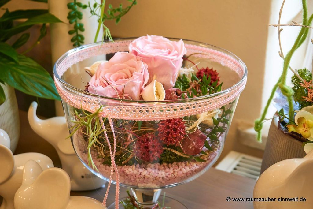 Handgefertigtes Gesteck mit gefriergetrockneten Rosen im Glasgefäß