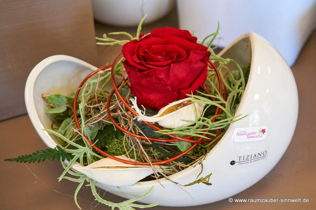 Handgefertigtes Gesteck mit gefriergetrockneter Rose in Schale Gazo von TIZIANO
