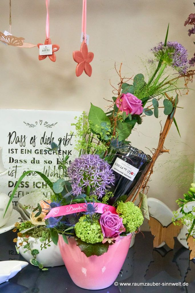 Frischblumengesteck aus Allium, Rosen und Schneeball mit Wein "Cotes des Roses"