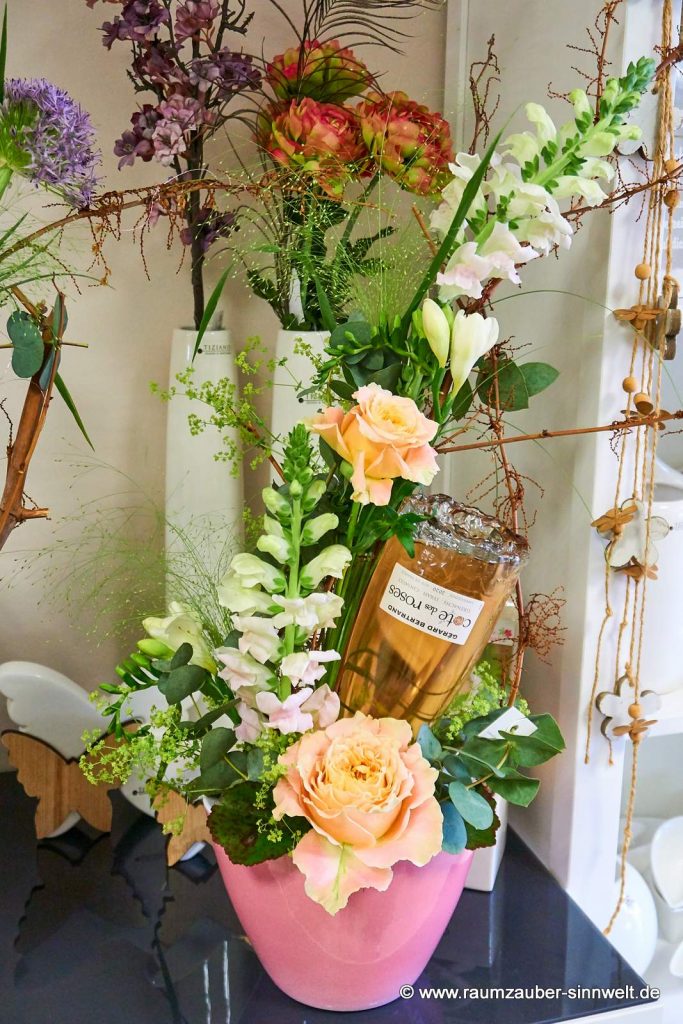 Frischblumengesteck aus Löwenmaul, Rosen und Freesien mit Wein "Cotes des Roses"