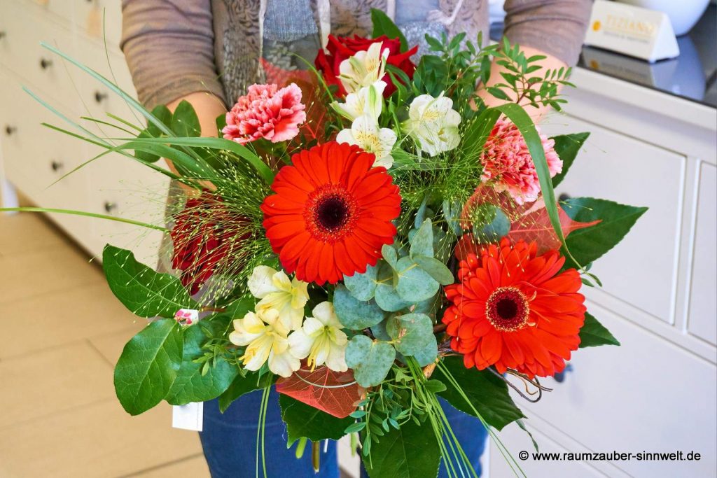 Rundstrauß aus Gerbera, Alstromerien, Eukalyptus und Nelken