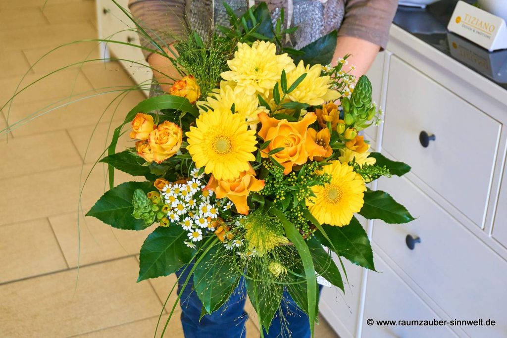 Rundstrauß aus Gerbera, Rosen, Chrysanthemen und Kamille