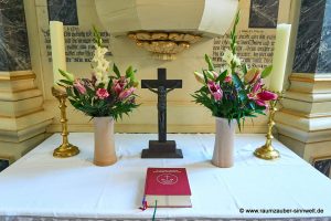 Rundstrauß aus Lilien, Nelken und Gladiolen als Altardekoration