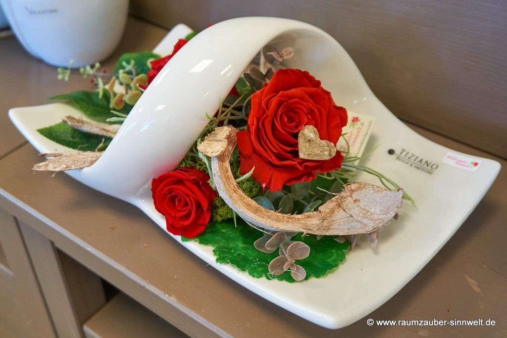 Handgefertigtes Gesteck mit gefriergetrockneten Rosen in Schale Cappio von TIZIANO