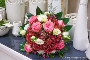 Brautstrauß in Biedermeierform aus Rosen, Hortensien und Eustoma