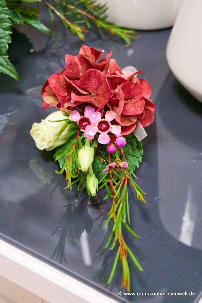 Anstecker aus Rosen, Hortensien und Eustoma
