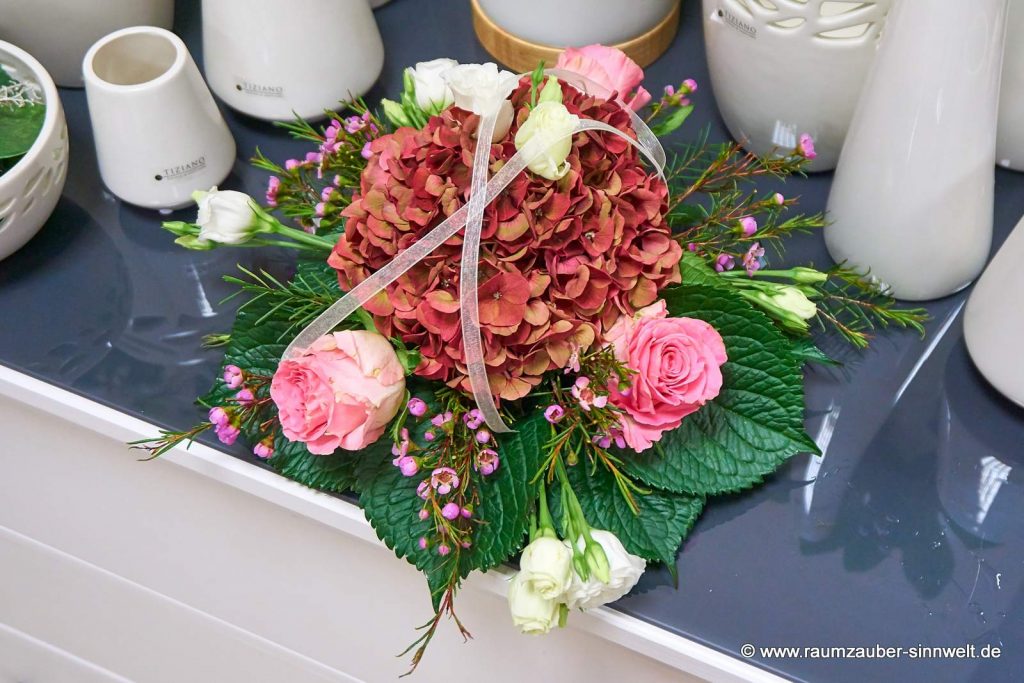 Tischdekoration aus Rosen, Hortensien und Eustoma