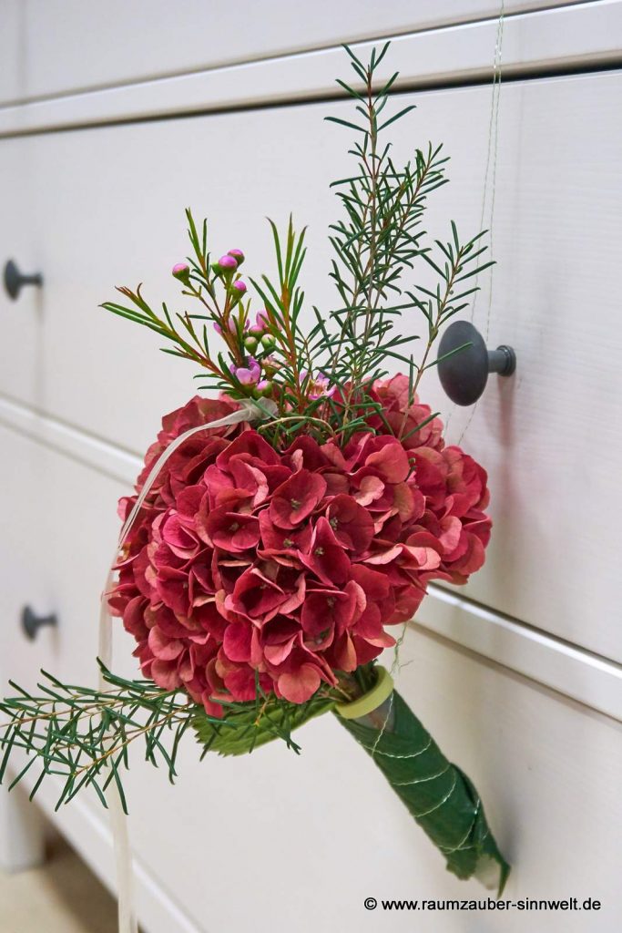 Banksträußchen aus Hortensie und Wachsblümchen