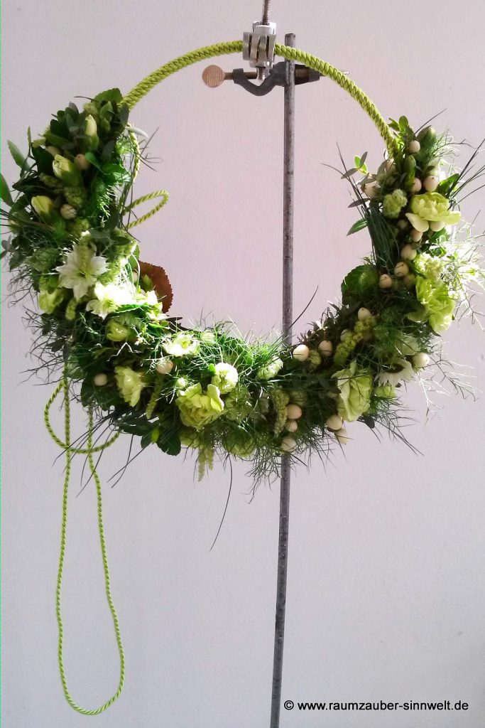 Ring-Brautstrauß aus Hortensienblüten, Hypericum, Amaranthus und Nigella