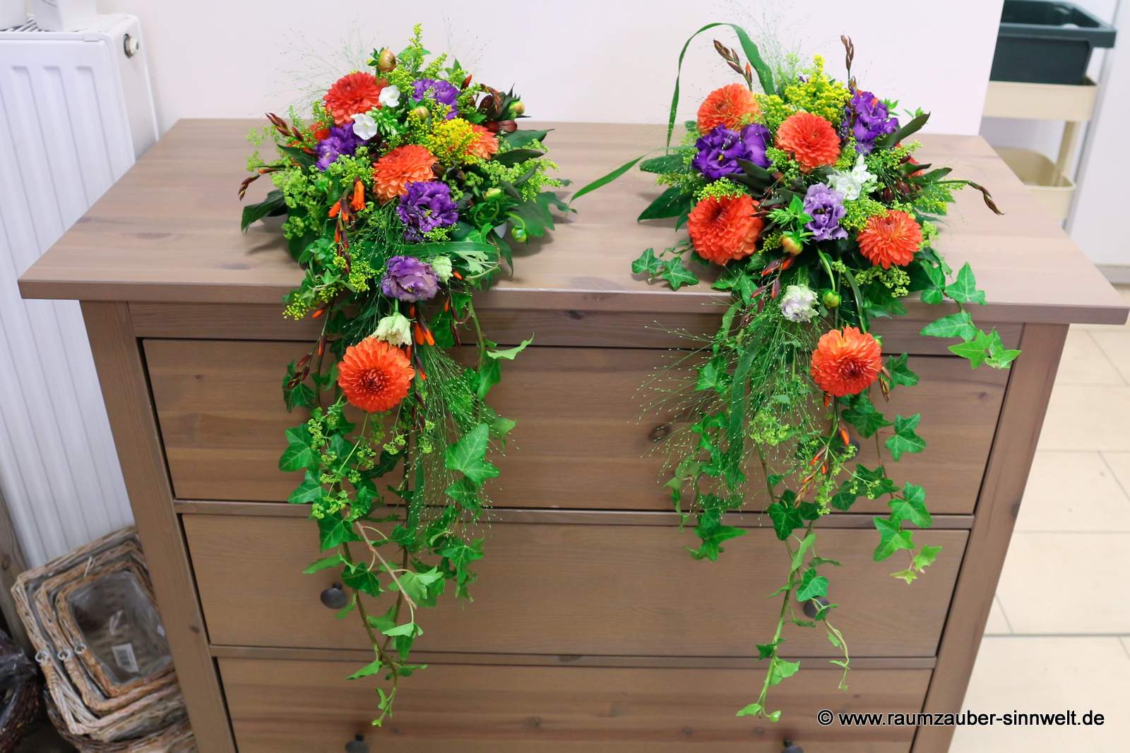 Altarschmuck aus Dahlien, Eustoma und Efeuranken