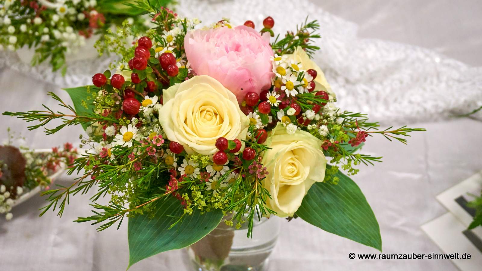 Wurfstrauß aus Rosen, Hypericum, Kamille und Wachsblümchen