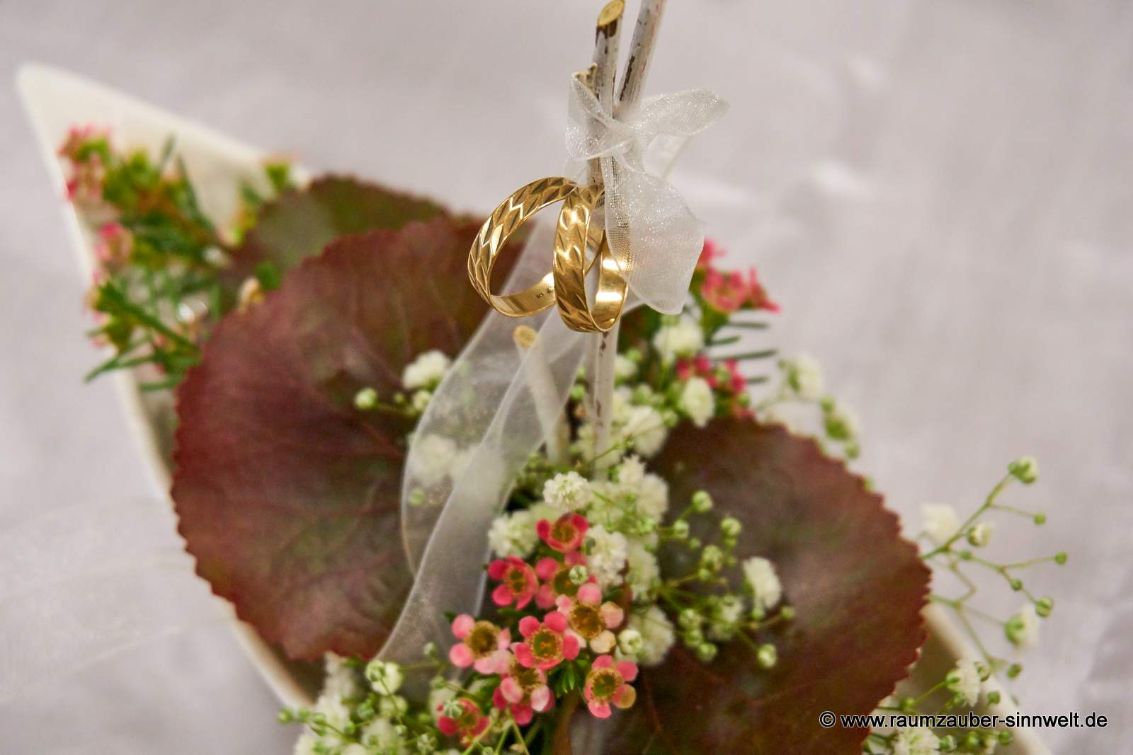 Ringkissen aus Schleierkraut und Wachsblümchen