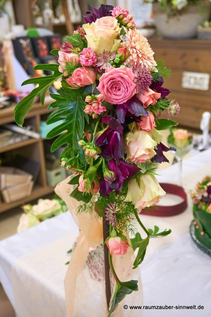 Brautstrauß aus Rosen, Astrantien, Alstromerien und Gerbera