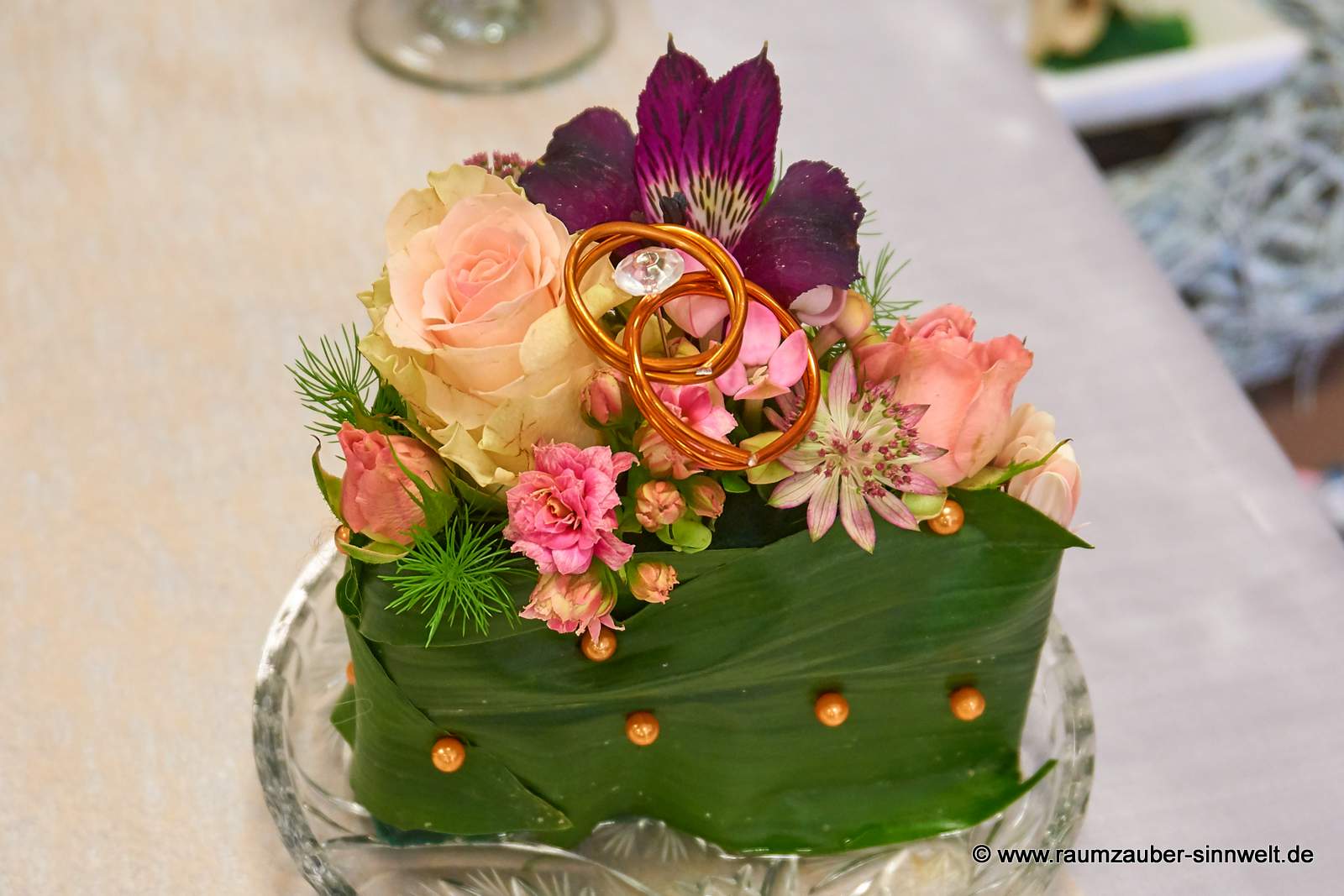 Ringkissen als Tortenstück aus Rosen, Astrantien, Alstromerien und Gerbera