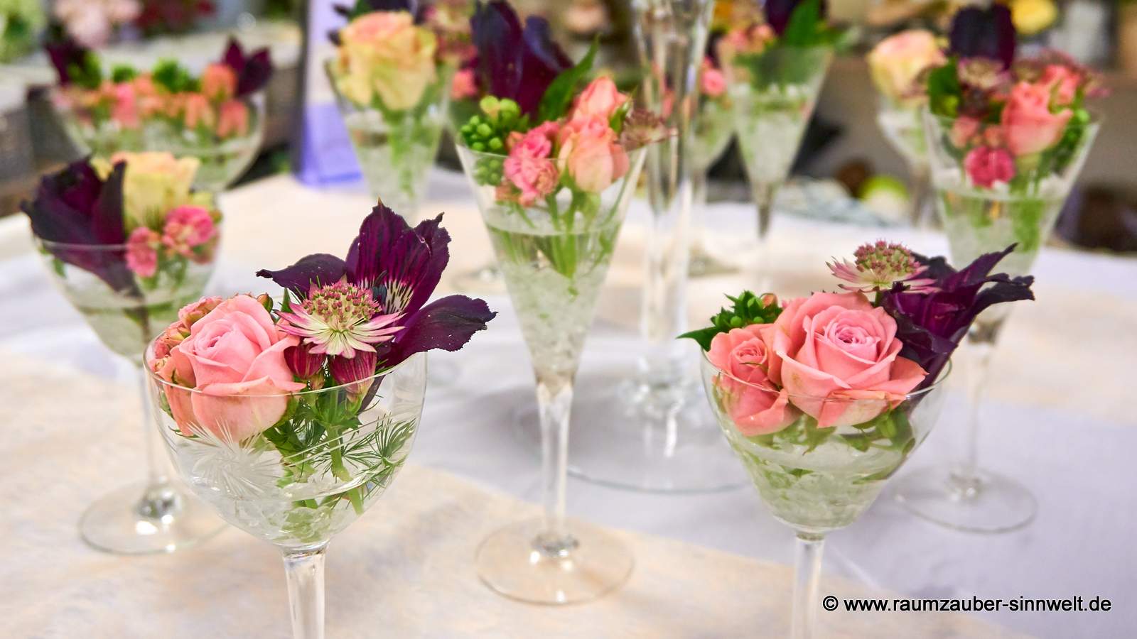 Gefüllte Gläser als Tischdekoration aus Rosen, Astrantien, Alstromerien und Gerbera