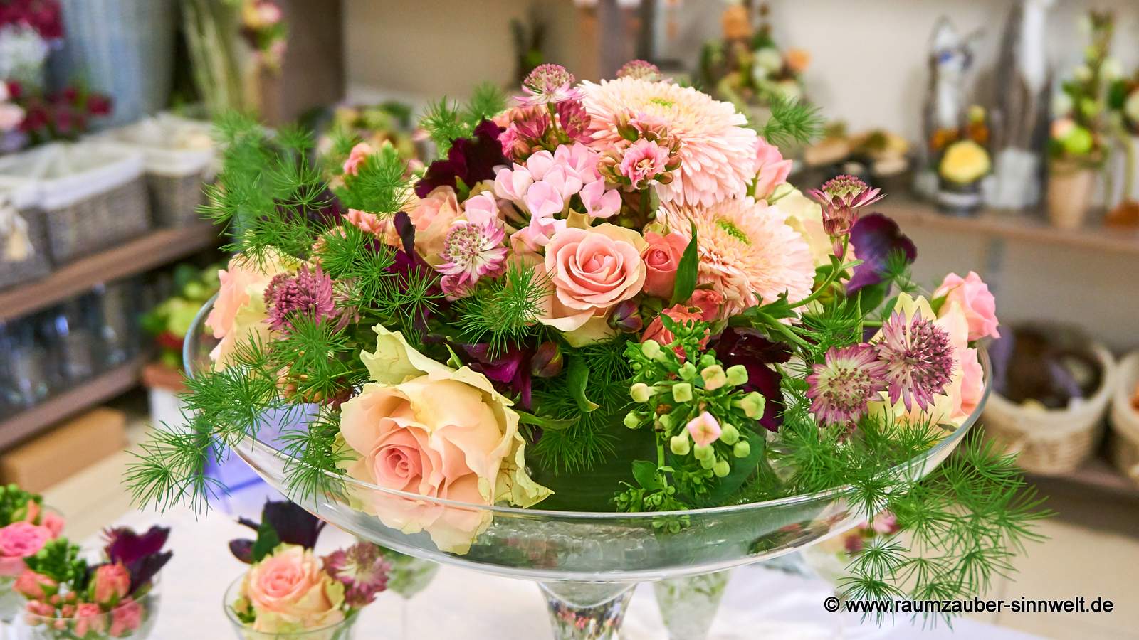 Großes gefülltes Glas als Buffettdekoration aus Rosen, Astrantien, Alstromerien und Gerbera