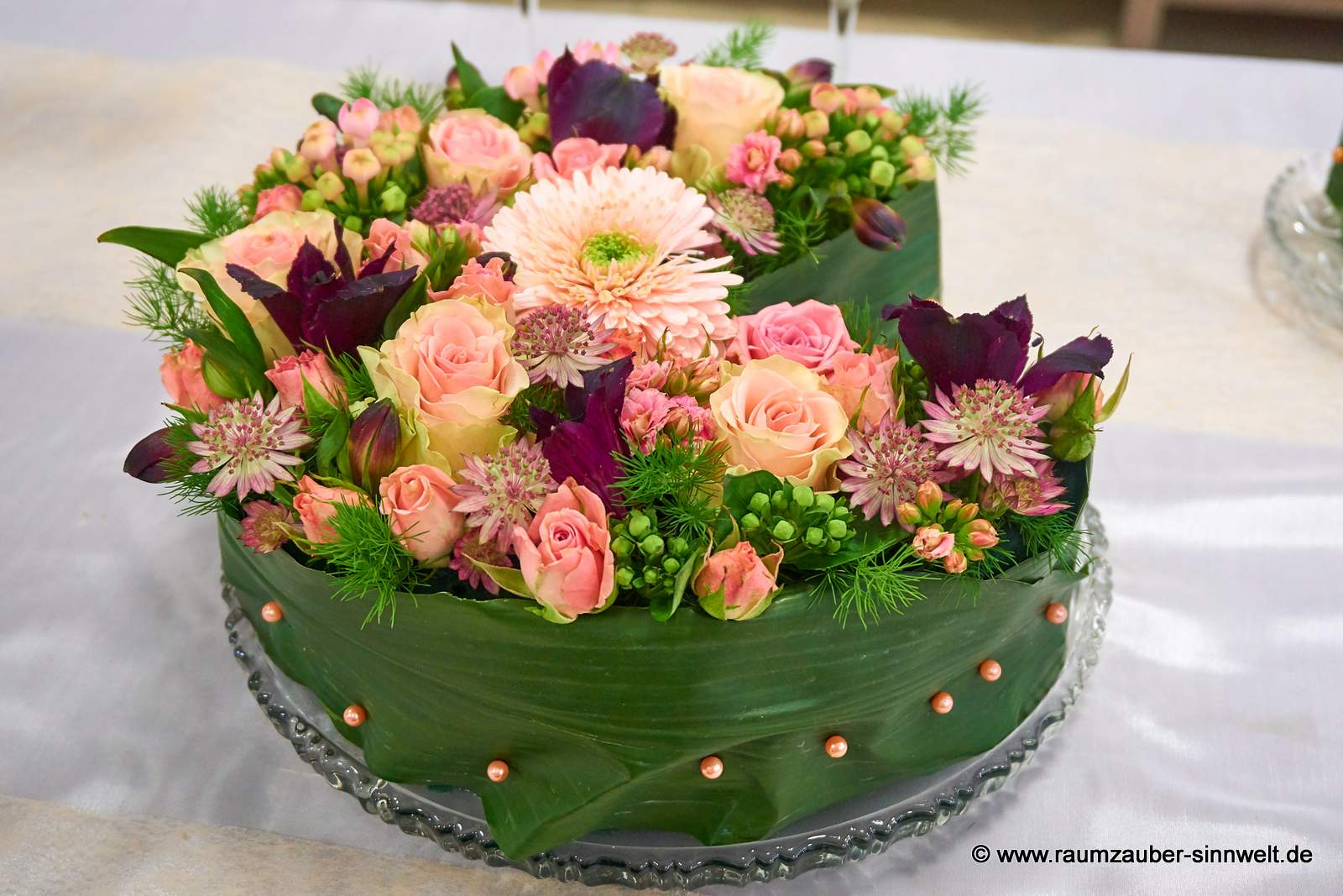 Blumentorte als Tischdekoration aus Rosen, Astrantien, Alstromerien und Gerbera