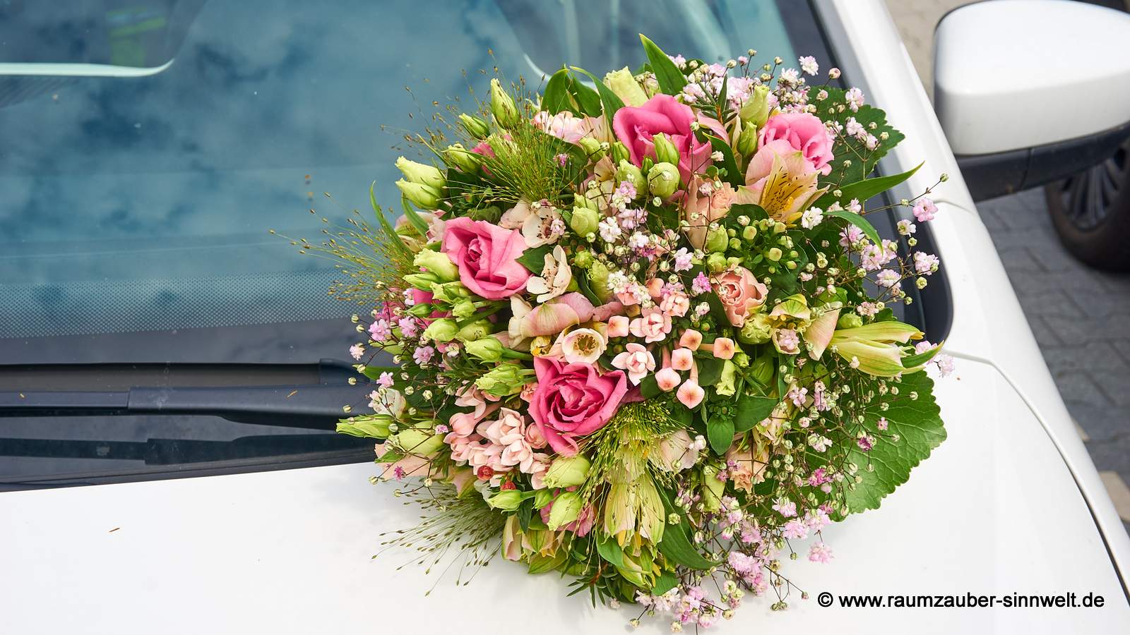 Brautstrauß aus Eustoma, Bouvardien, Wachsflower und Gräsern