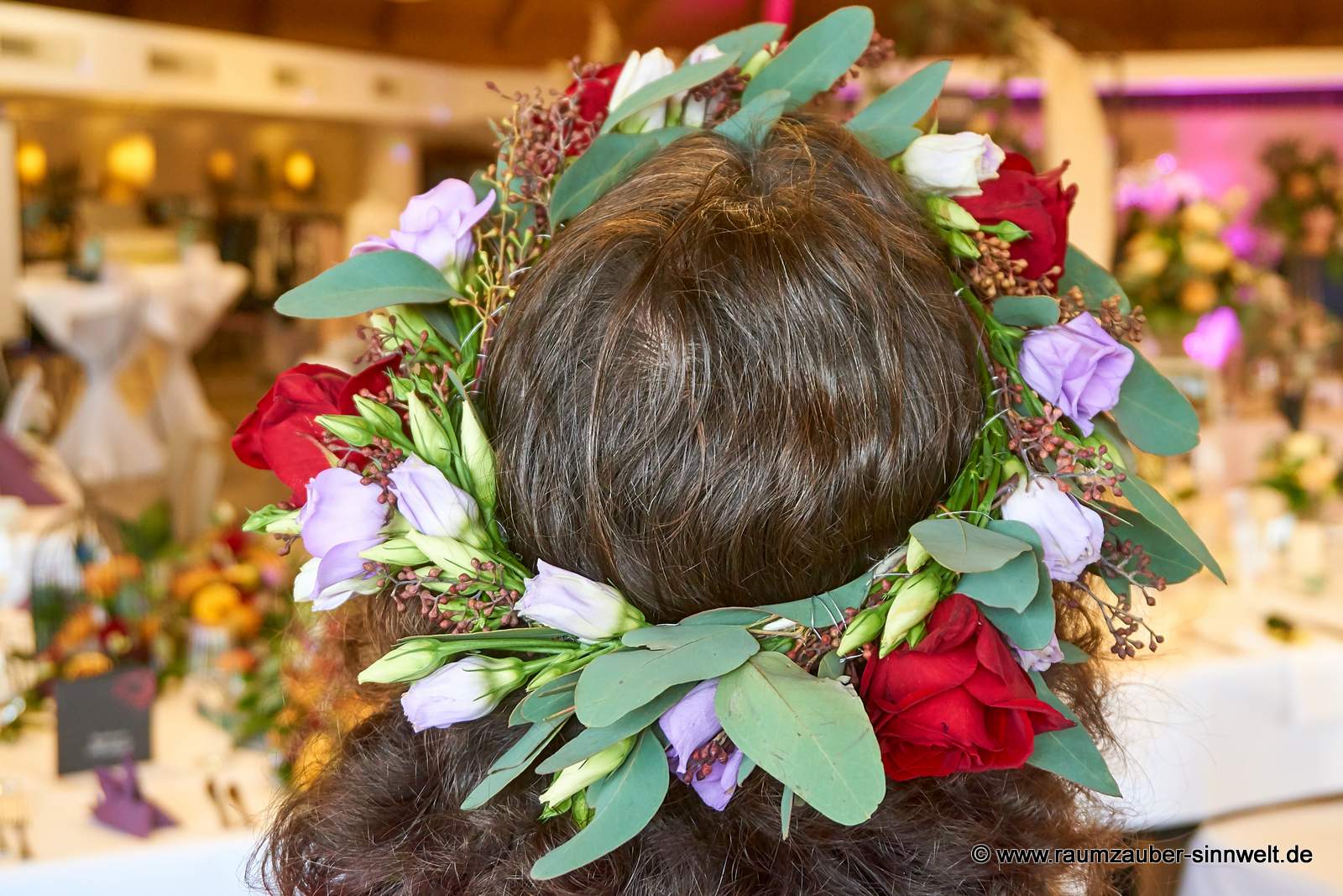 Haarschmuck aus Rosen und Eustoma