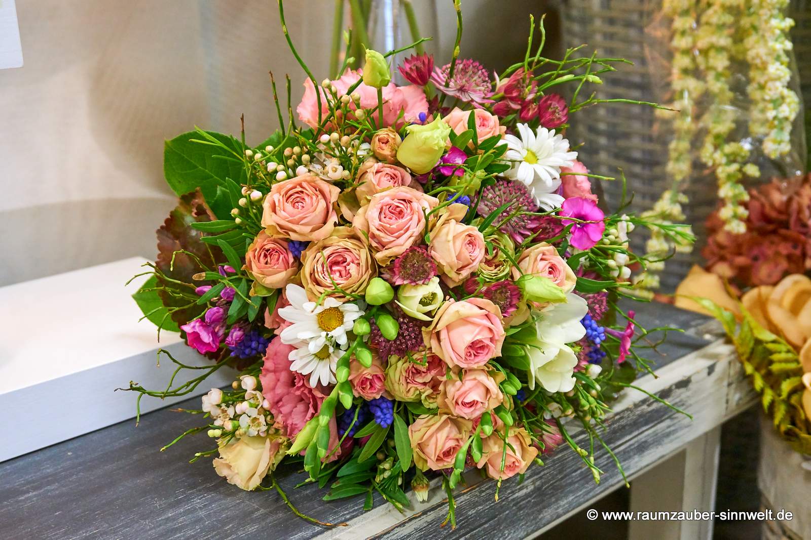 Brautstrauß aus Astrantien, Polyrosen, Margariten, Freesien, Traubenhyazinthen und Wachsblümchen