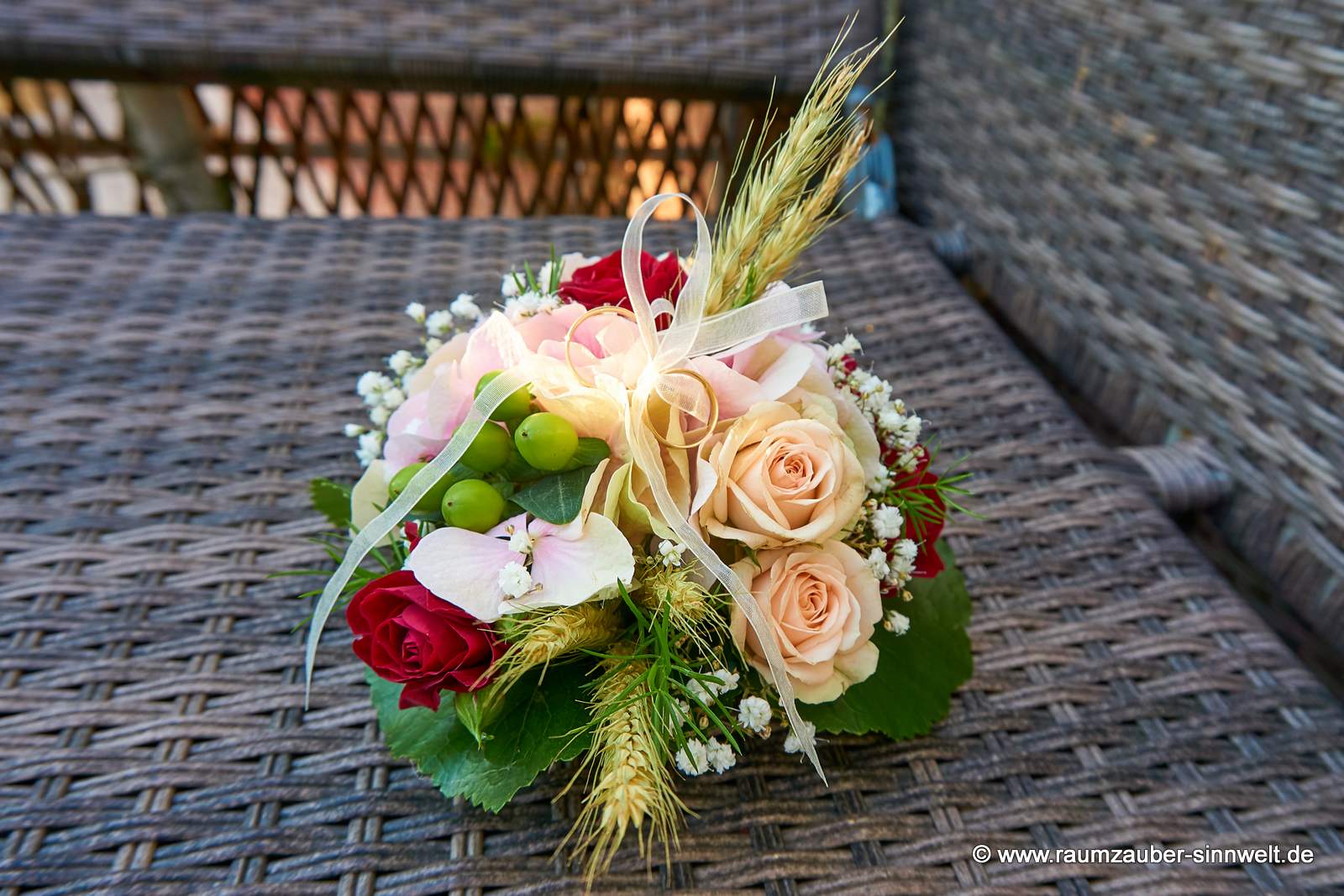 Ringkissen aus Hortensie, Rosen, Hypericum, Schleierkraut und Getreideähren
