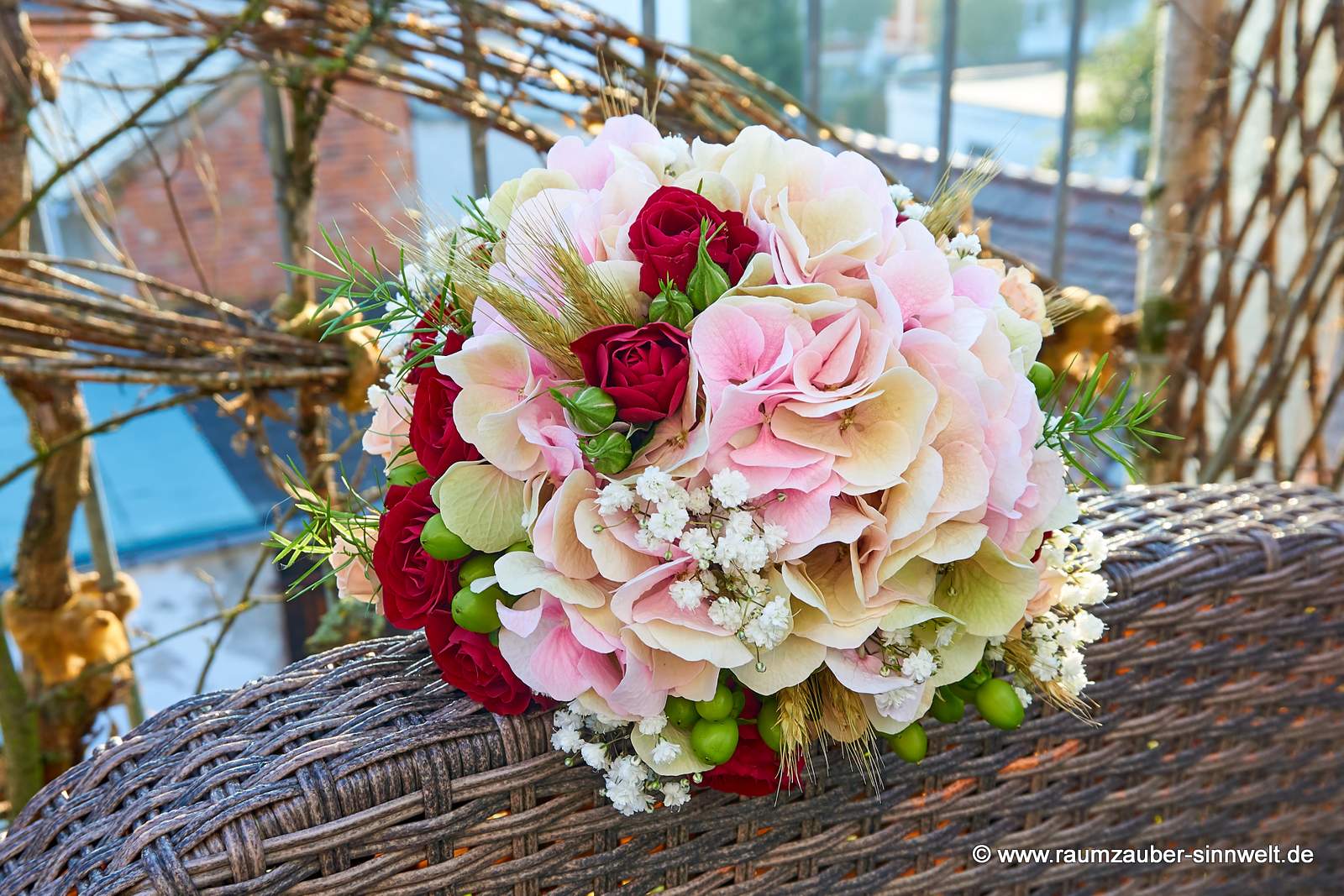 Brautstrauß aus Hortensie, Rosen, Hypericum, Schleierkraut und Getreideähren