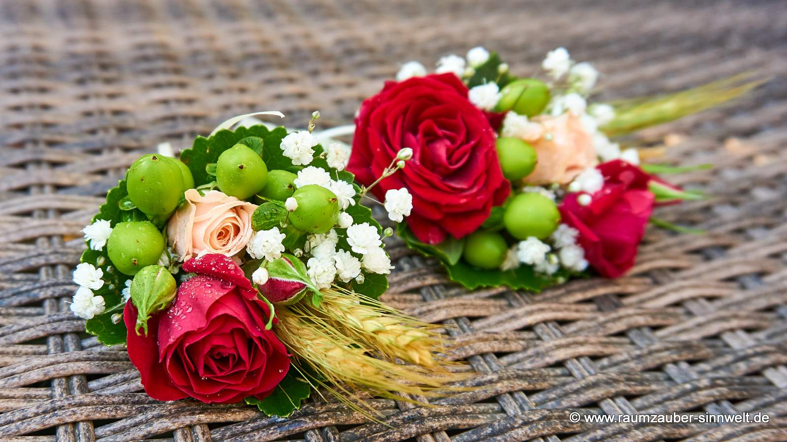 Anstecker aus Rosen, Hypericum, Schleierkraut und Getreideähren