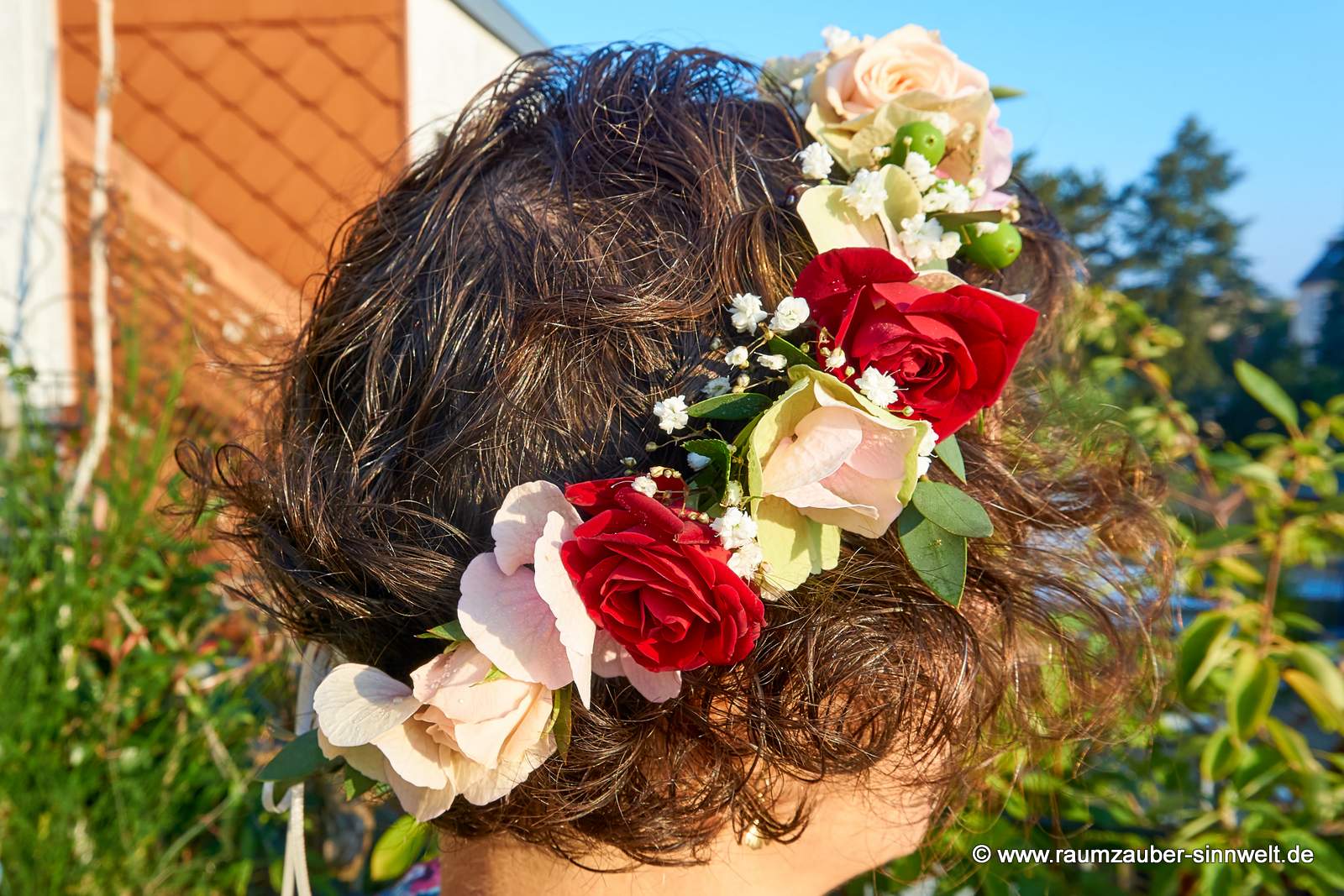 Haarschmuck aus Hortensie, Rosen, Hypericum und Schleierkraut