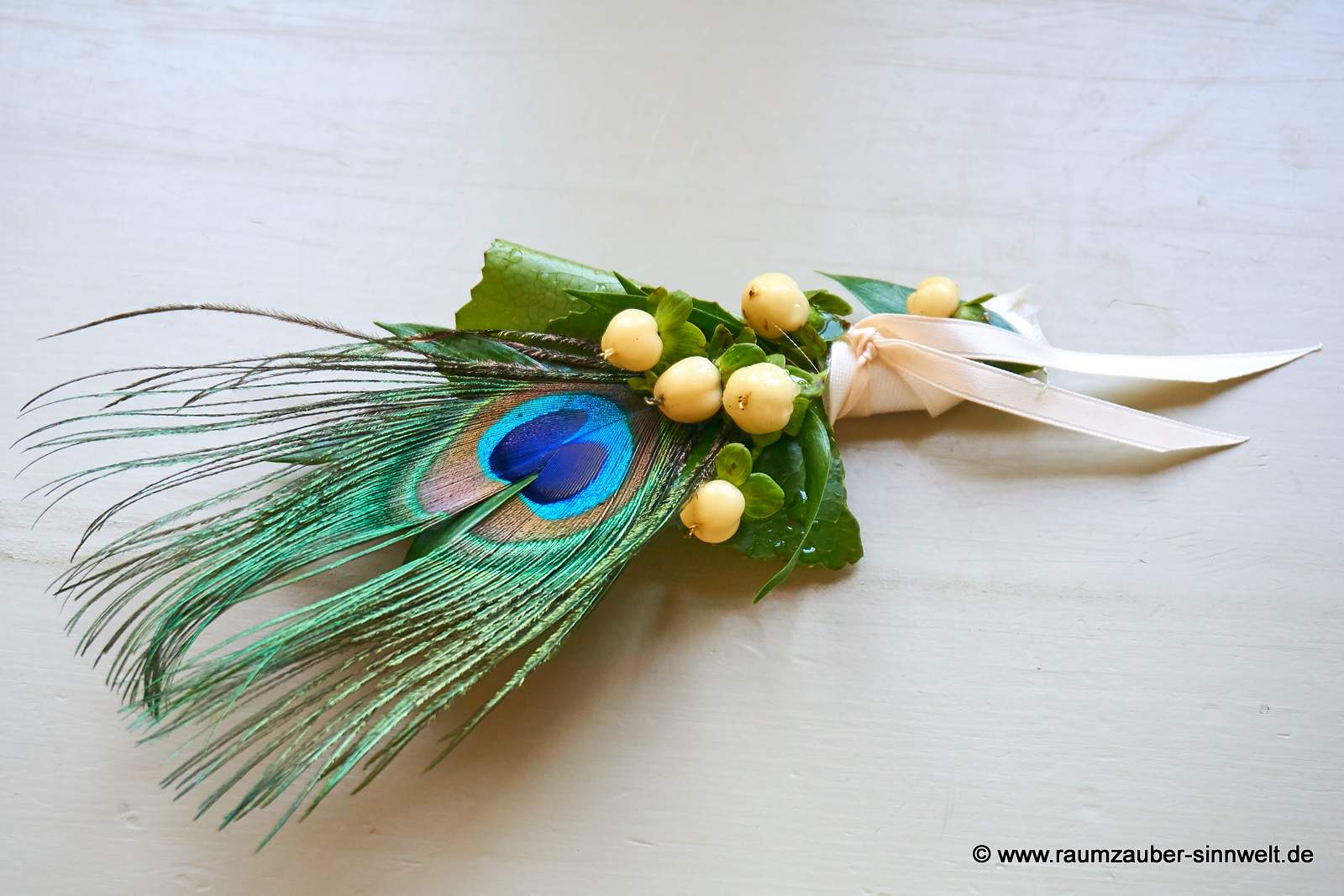 Anstecker aus Hypericum und Pfauenfeder