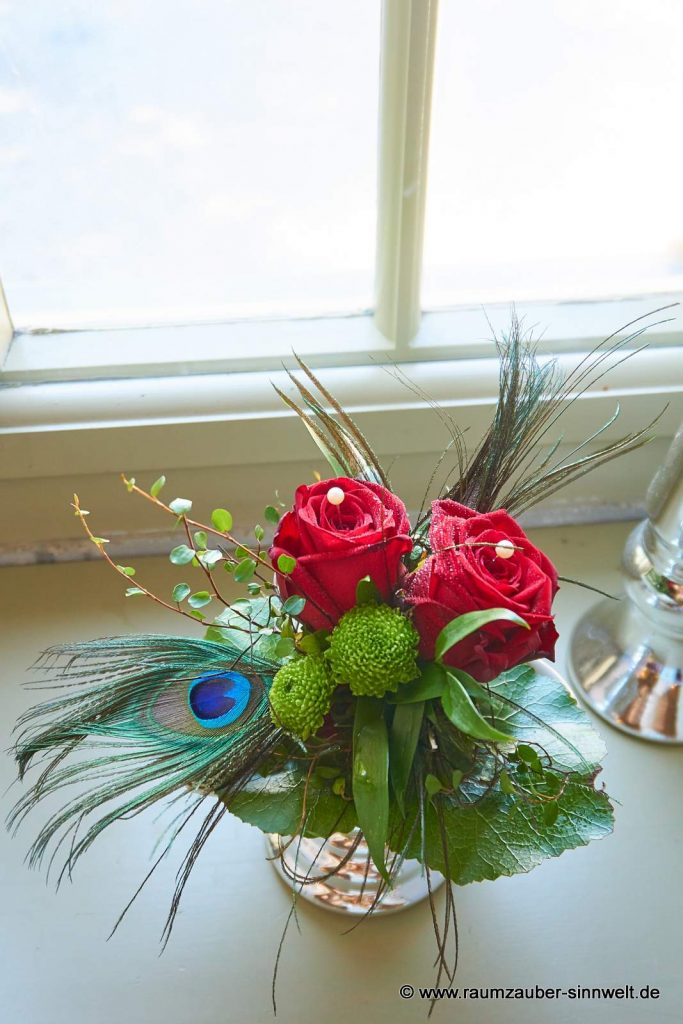 Ringkissen aus Rosen, Santini und Pfauenfeder