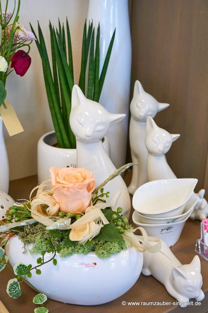 Handgefertigtes Gesteck mit gefriergetrockneter Rose und Katzen Loreana von TIZIANO