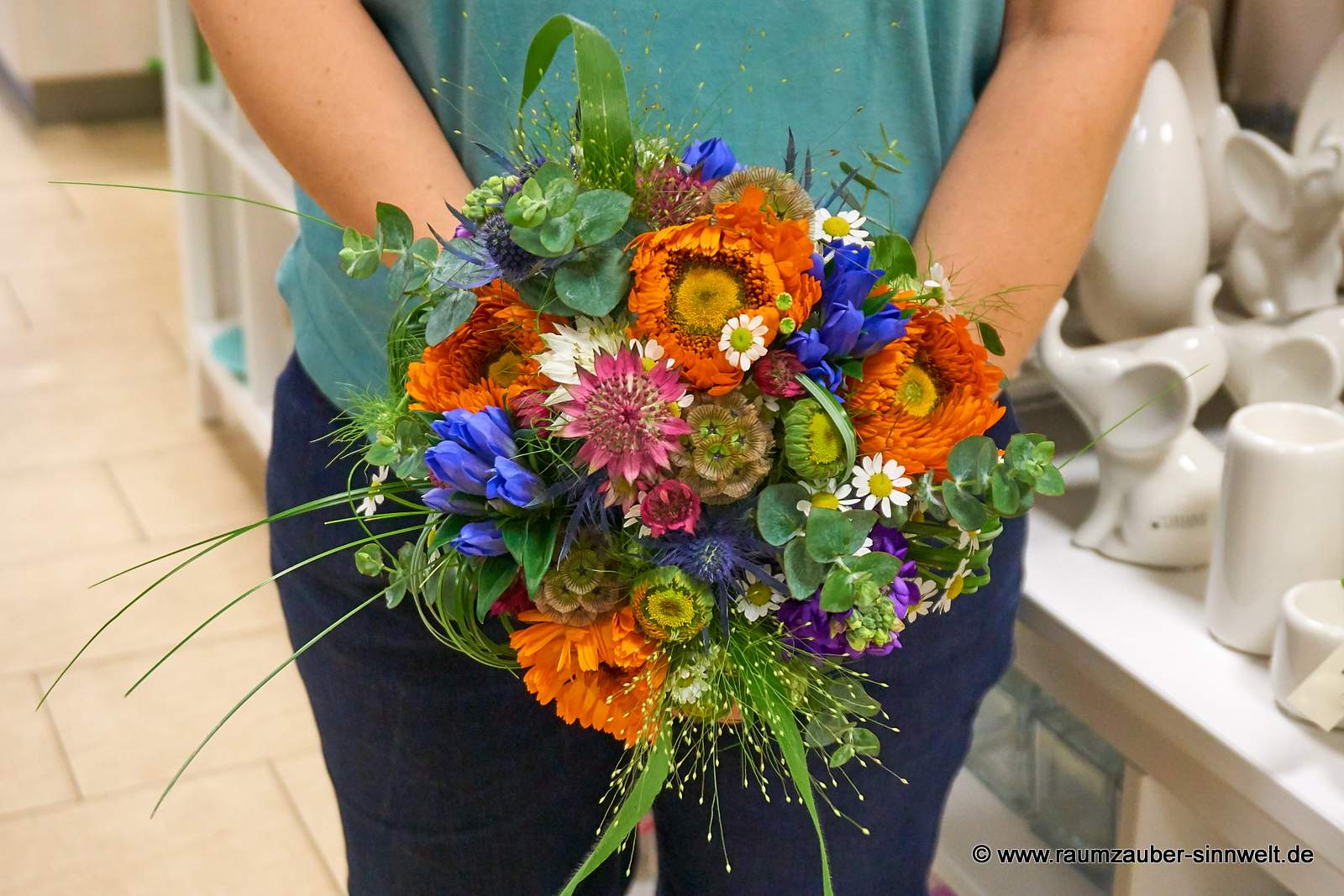Brautstrauß aus Astrantien, Ringelblumen, Enzian, Kamille, Scabiosen und Gräsern.