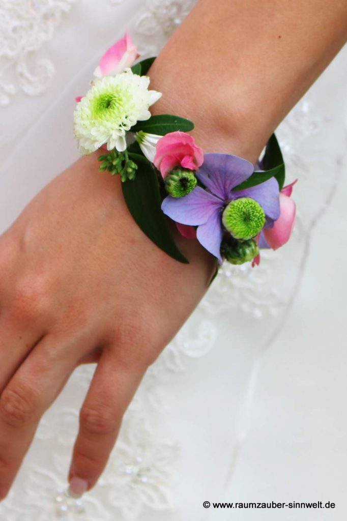 Armband aus Polyrosen, Santini und Hortensien