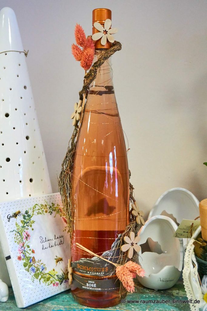 Dekorierte XXL-Weinflasche rosè