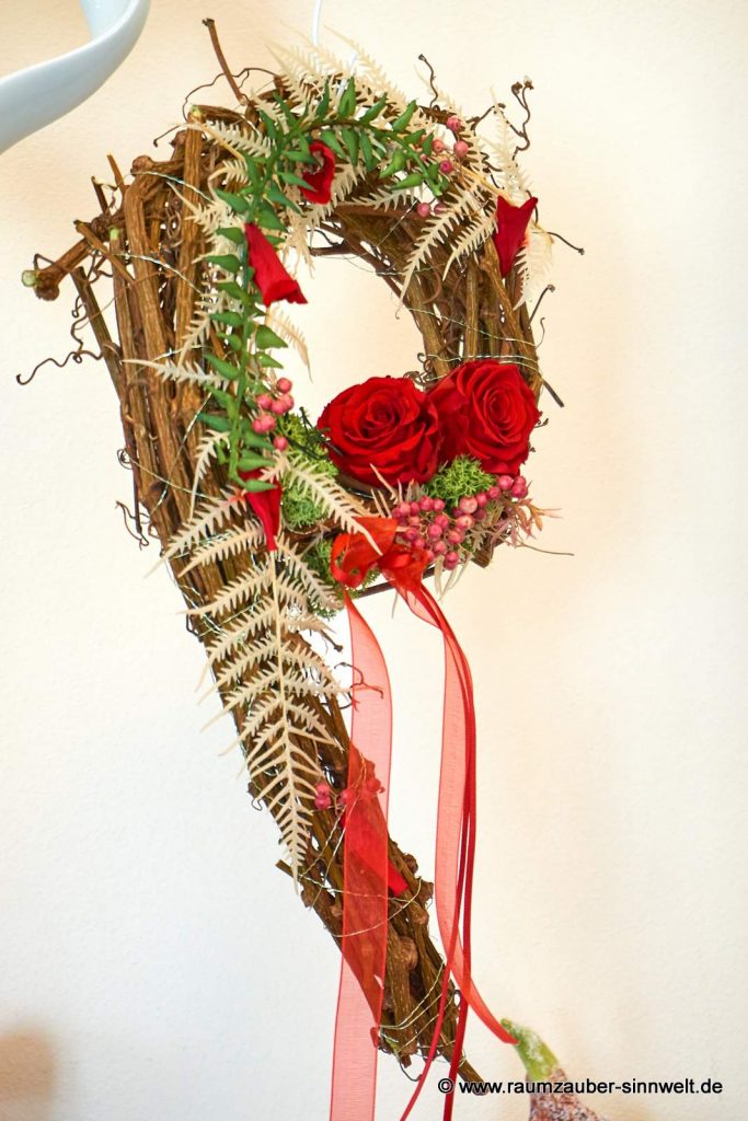 Handgefertigte Hängedekoration mit gefriergetrockneten Rosen