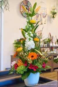 Frischblumengesteck aus Lilien, Levkoje, Ranunkeln, Gerbera und Alstromerien