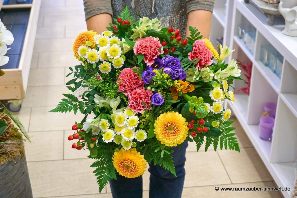 Rundstrauß aus Nelken, Santini, Gerbera, Hypericum und Eustoma