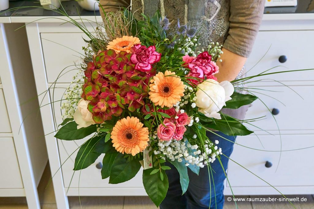 Rundstrauß aus Rosen, Gerbera, Hortensie und Pfingstrosen