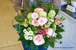 Rundstrauß aus Rosen, Schneeball, Santini und Panicum