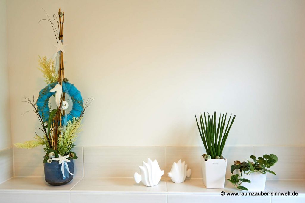 Fisch Klemens, handgefertigtes Seidenblumengesteck mit maritimen Figuren im Keramikgefäß und Grünpflanzen in Keramiktopf von VALENTINO