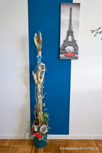 Handgefertigtes Gesteck aus Seidenblumen und Naturmaterialien als Praxisdekoration Thema Paris