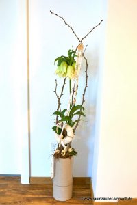 Handgefertigtes Gesteck aus Seidenblumen und Naturmaterialien als Praxisdekoration